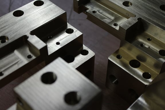 Metallbauteile mit mechanischer Bearbeitung