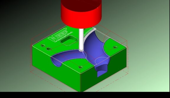 CAM Darstellung der mechanischen Bearbeitung (fräsen) eines Metallbauteils mit 3D Konturen und Flächen