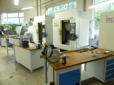 Maschinenpark von Fanuc Fräsmaschinen in einer Fertigungswerkstatt