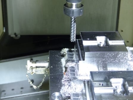 Mechanischen Bearbeitung (fräsen) eines Metallbauteils mit 3D Konturen und Flächen in einer Fräsmaschine