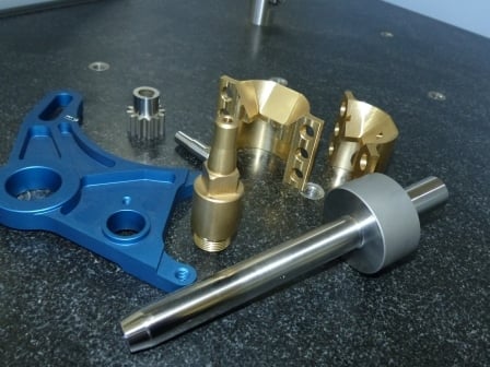 Verschiedene mechanisch bearbeitete Bauteile, zum Teil mit Oberflächenbehandlung