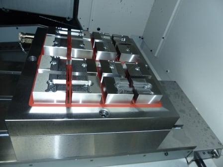 Aufspannsituation eines Metallbauteils in einer Fräsmaschine auf einer Magnetspannplatte